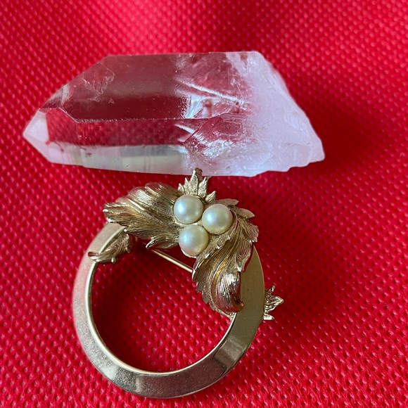 Two costume brooches and one costume ring, size seven. - Picture 6 of 8